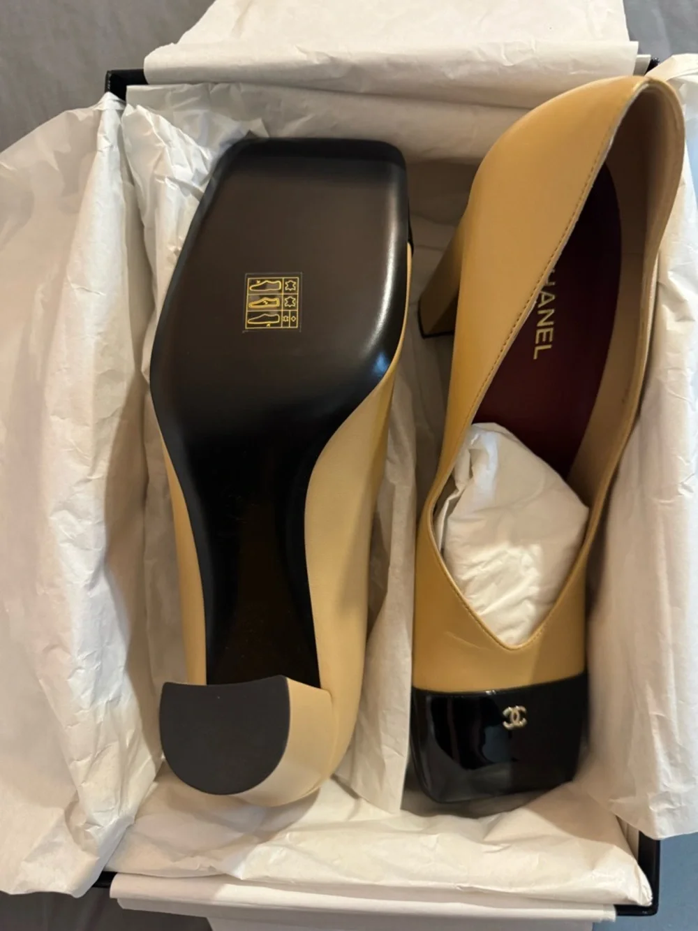 CHANEL Yellow and Black Two-Tone Cap-Toe Pumps - Picture 2 of 2